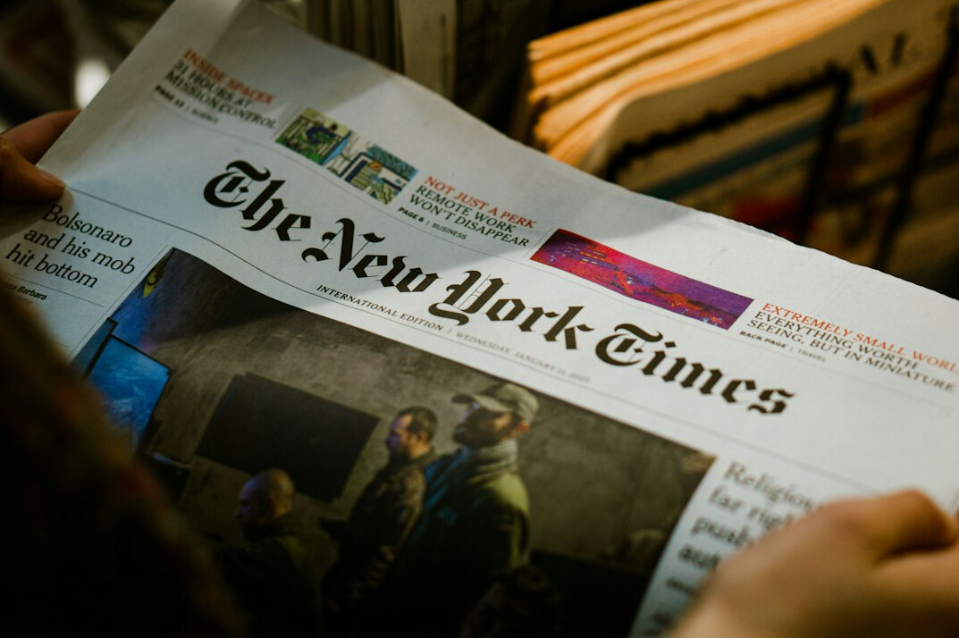 people reading news